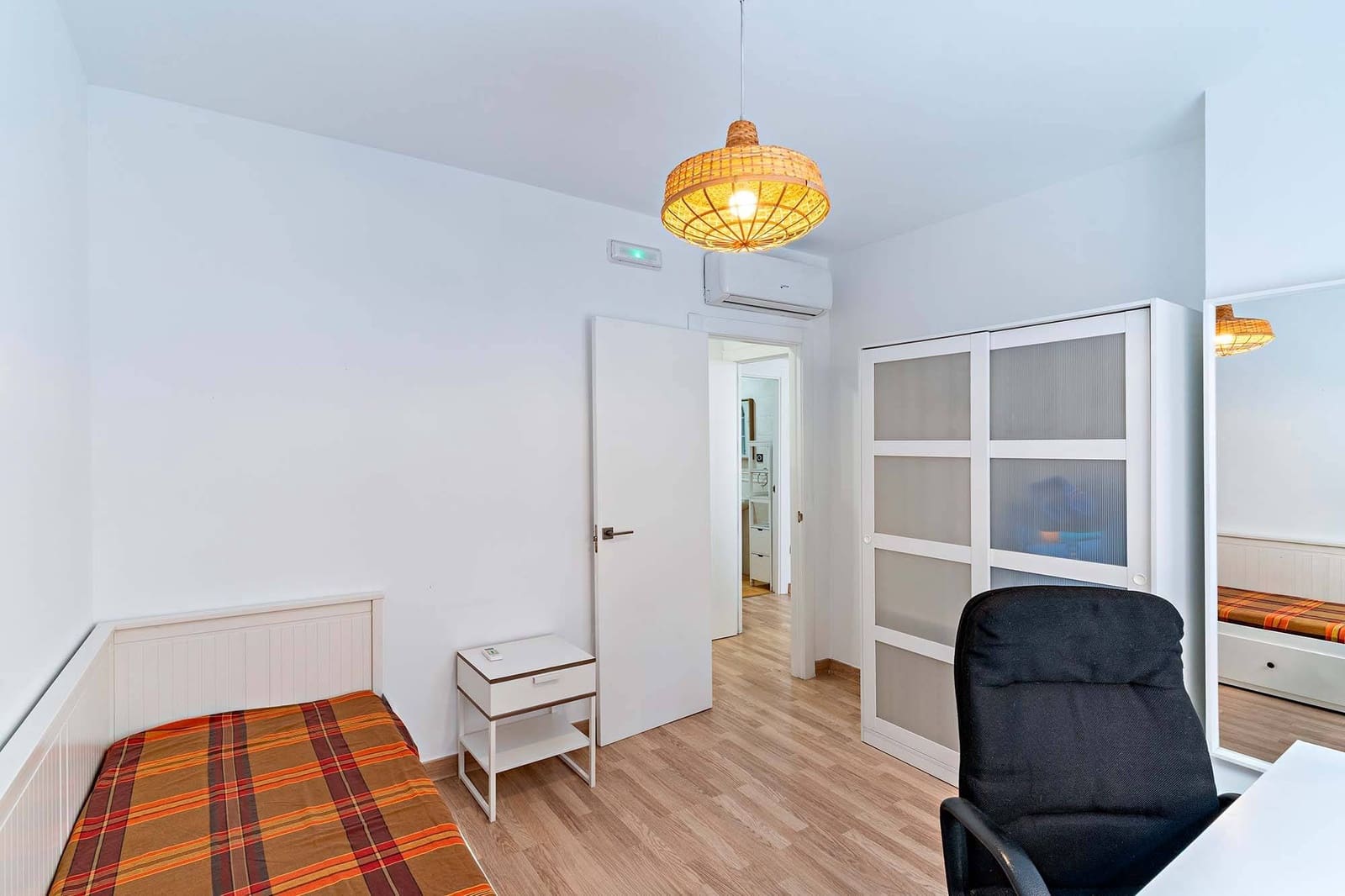 4 soveværelse Lejlighed til leje i Almeria by med garage - € 1.200 (Ref: 9312840)