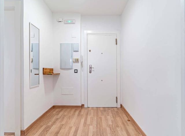 4 soveværelse Lejlighed til leje i Centro, Almería by med garage - € 1.200 (Ref: 9312840)