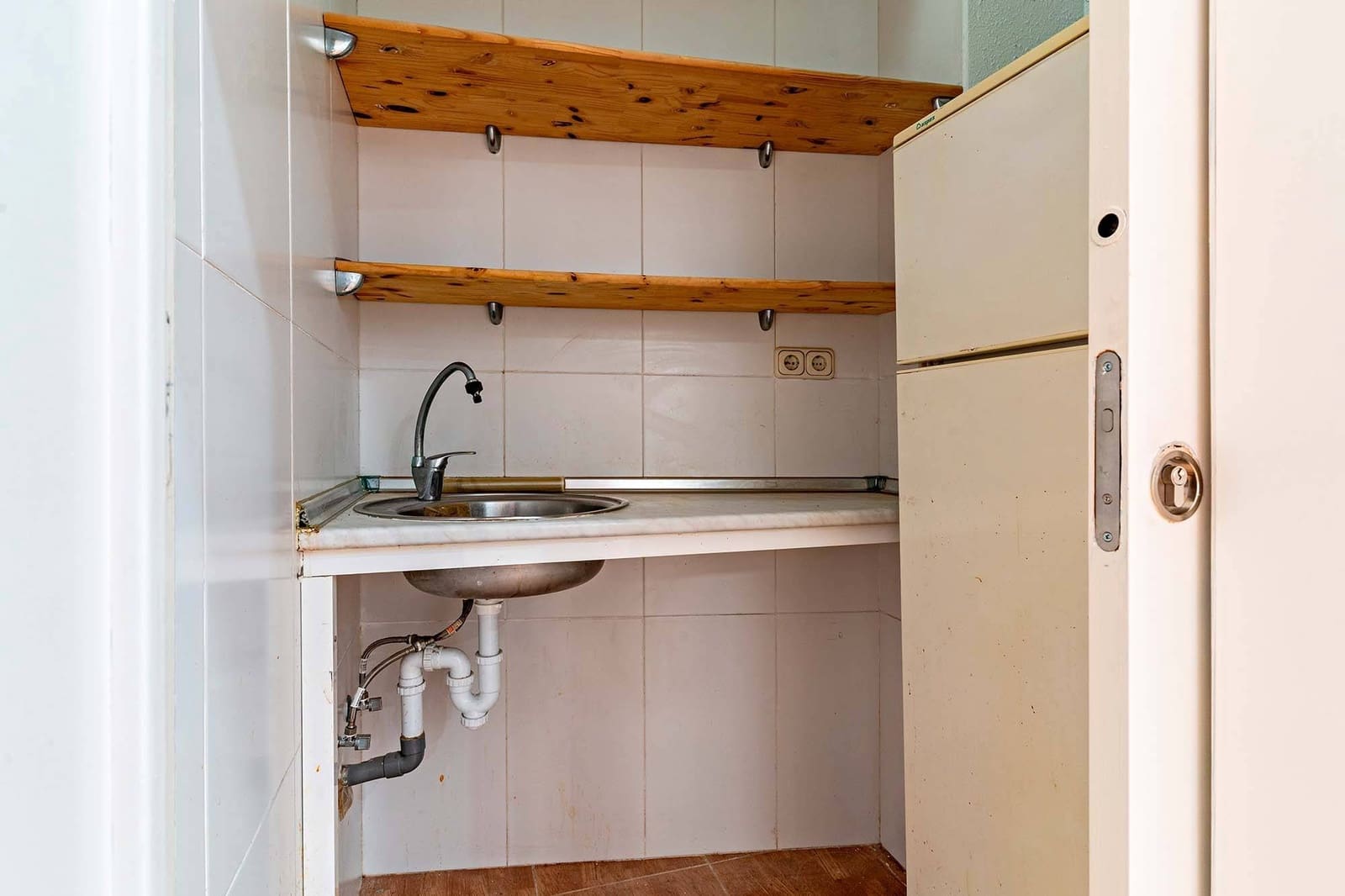 Erhverv til salg i Almeria by - € 120.000 (Ref: 9321875)