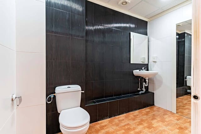 Local Commercial à vendre à Almería ville - 120 000 € (Ref: 9321875)