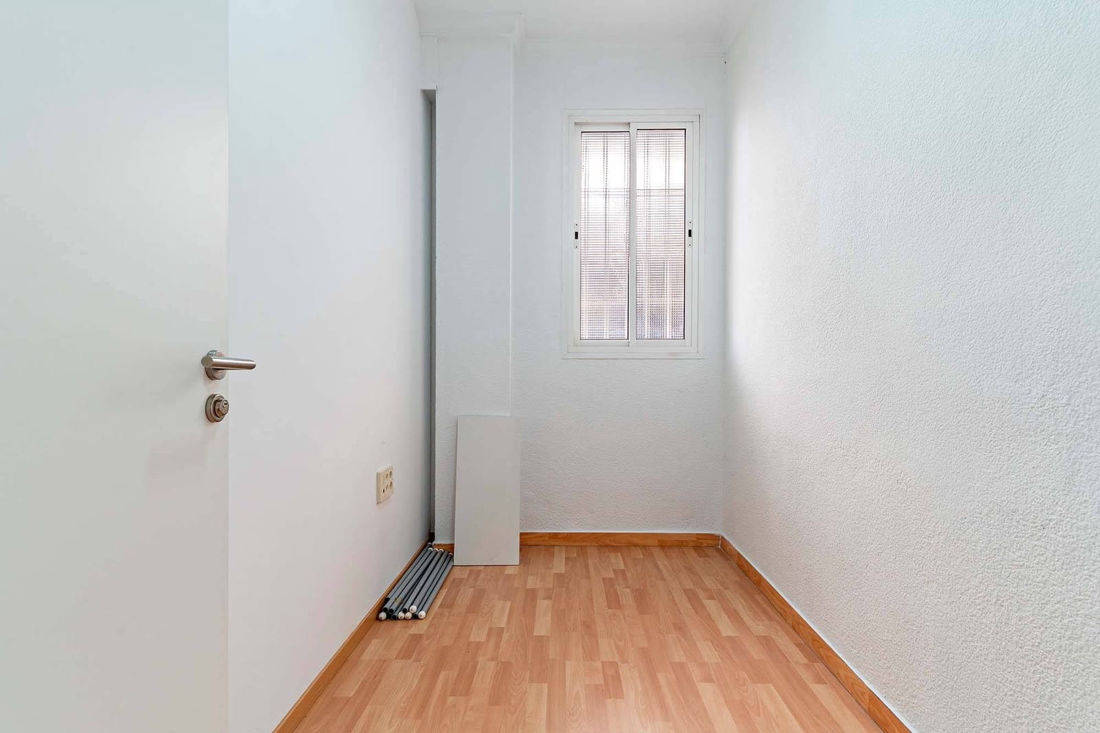 Commercial for sale in Almeria city - € 120,000 (Ref: 9321875)