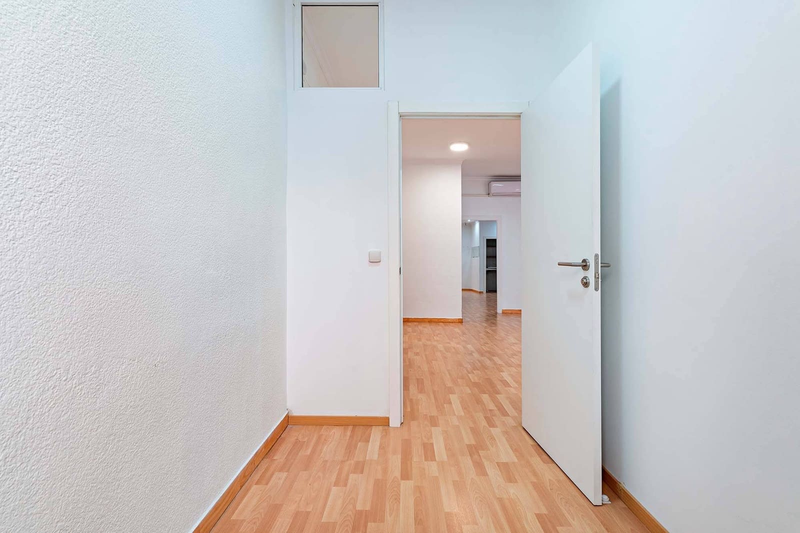 Commercial for sale in Almeria city - € 120,000 (Ref: 9321875)