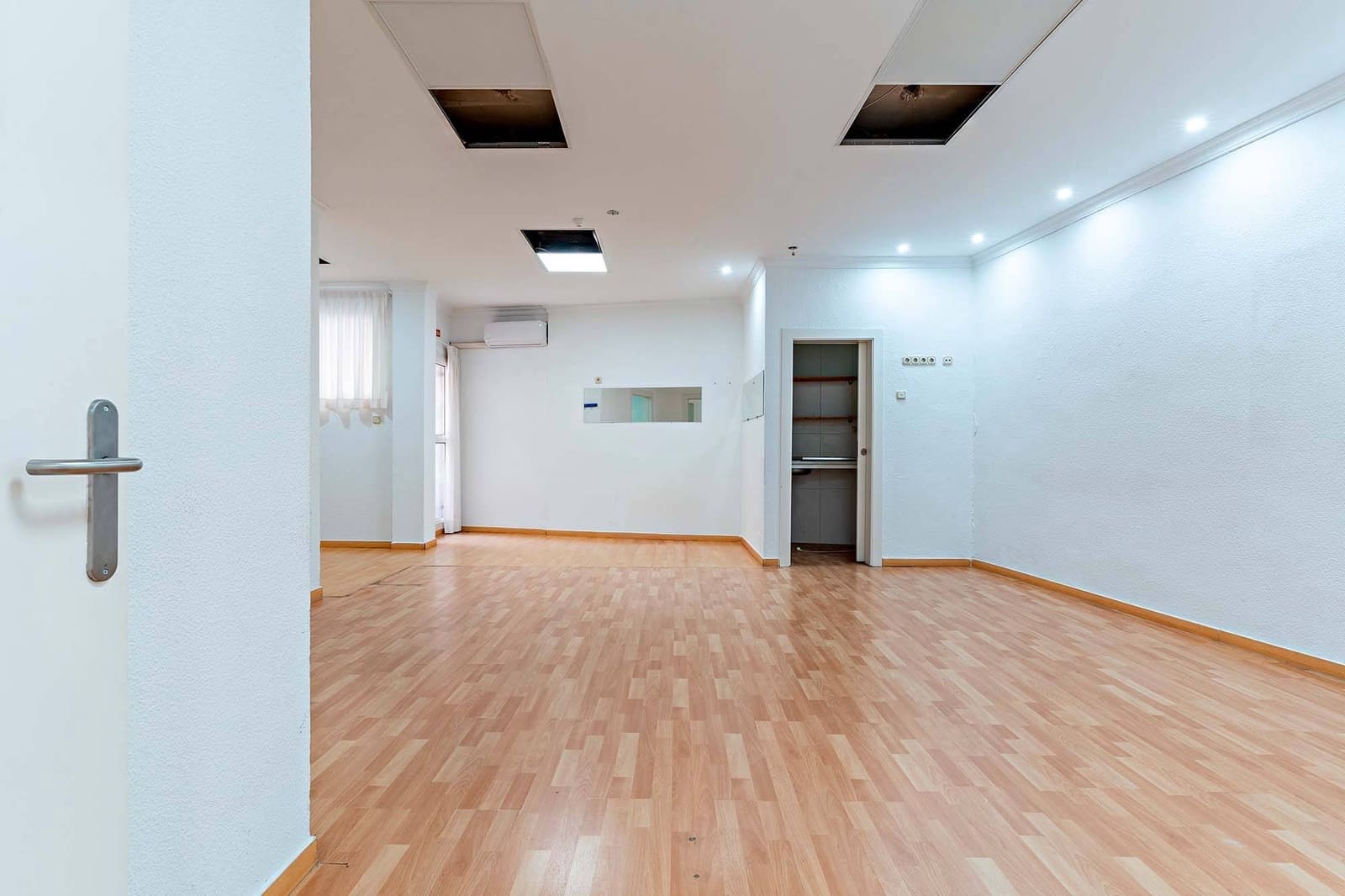 Commercial for sale in Almeria city - € 120,000 (Ref: 9321875)