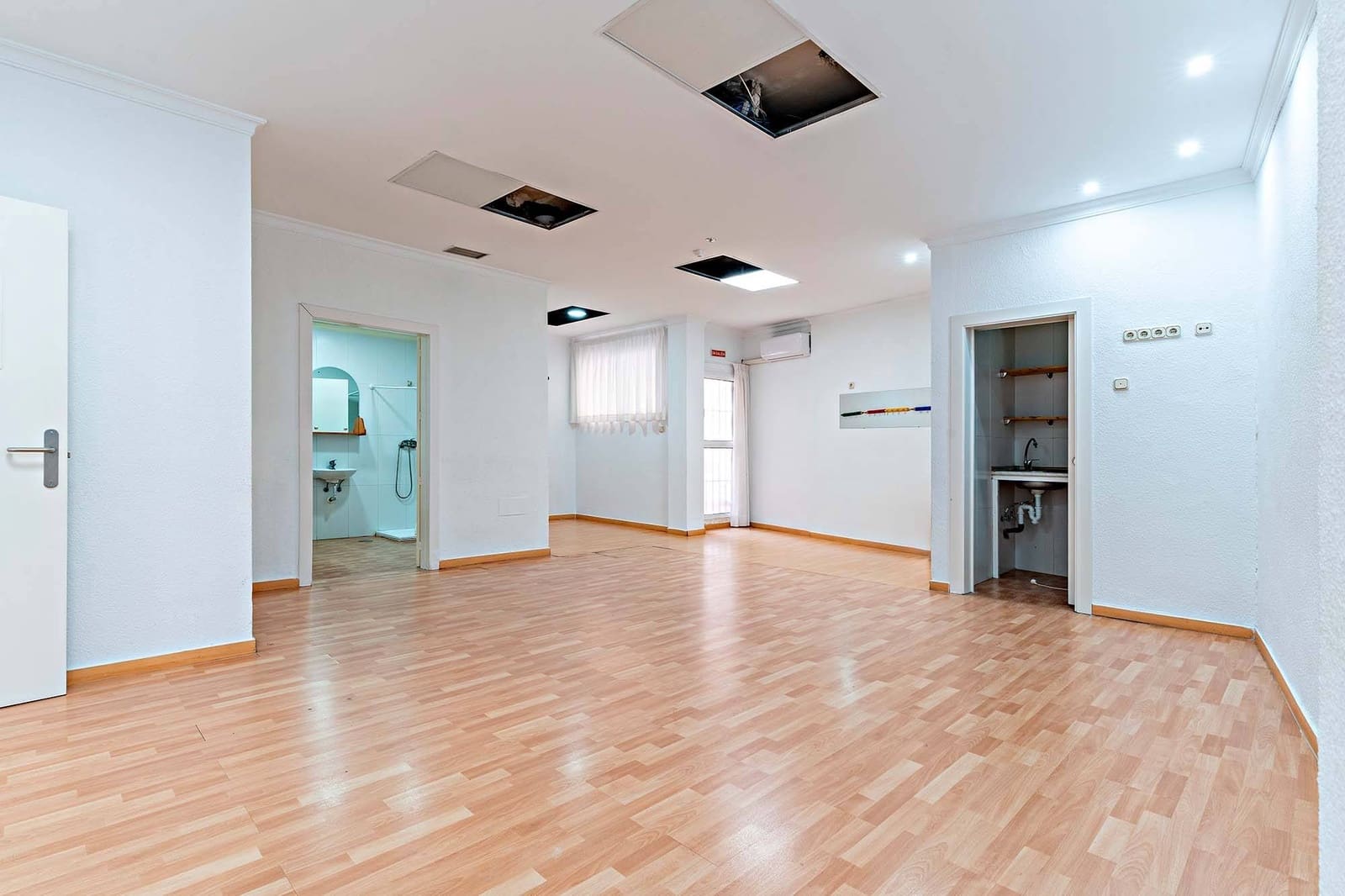 Commercial for sale in Almeria city - € 120,000 (Ref: 9321875)