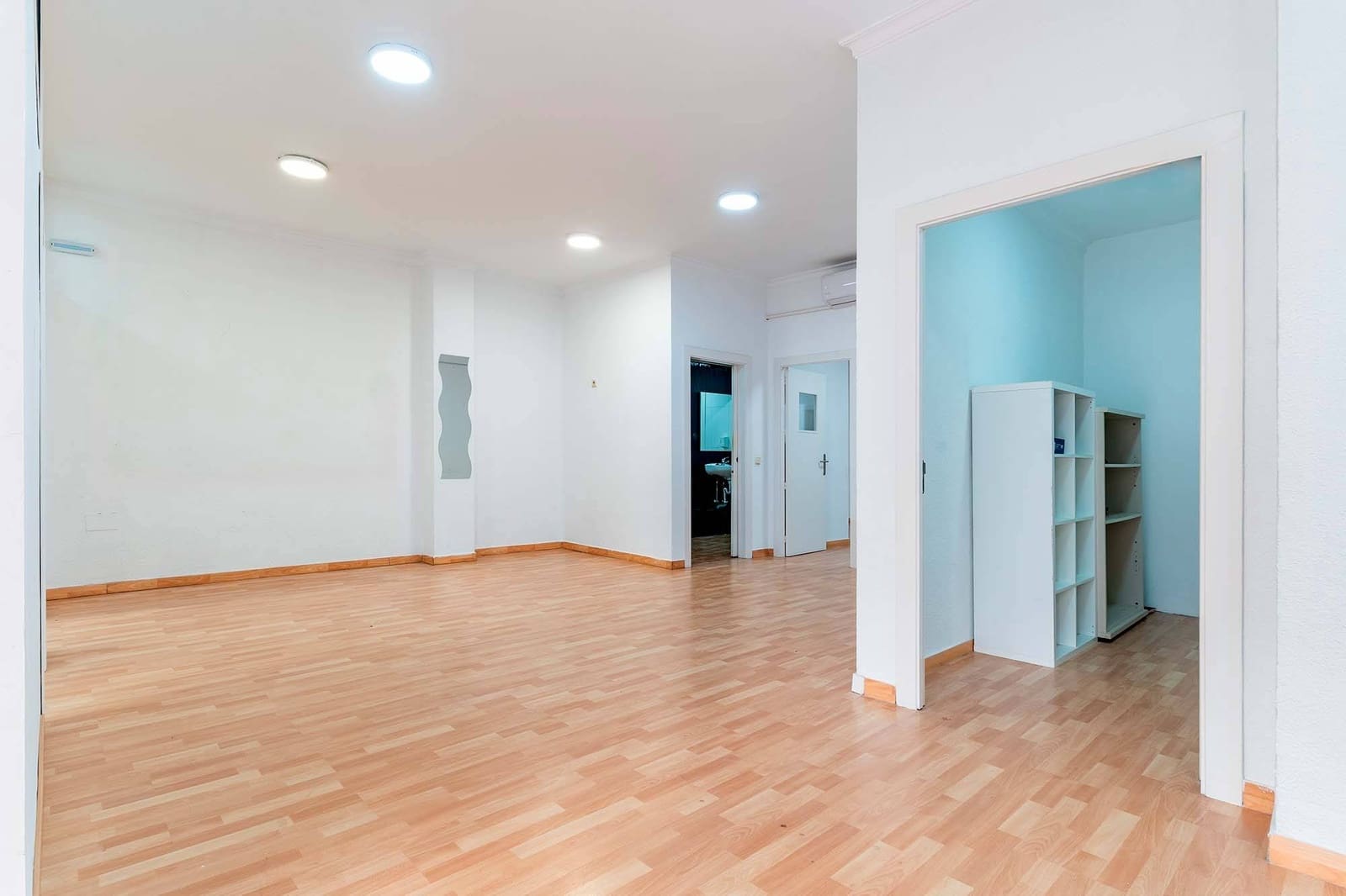 Commercial for sale in Almeria city - € 120,000 (Ref: 9321875)