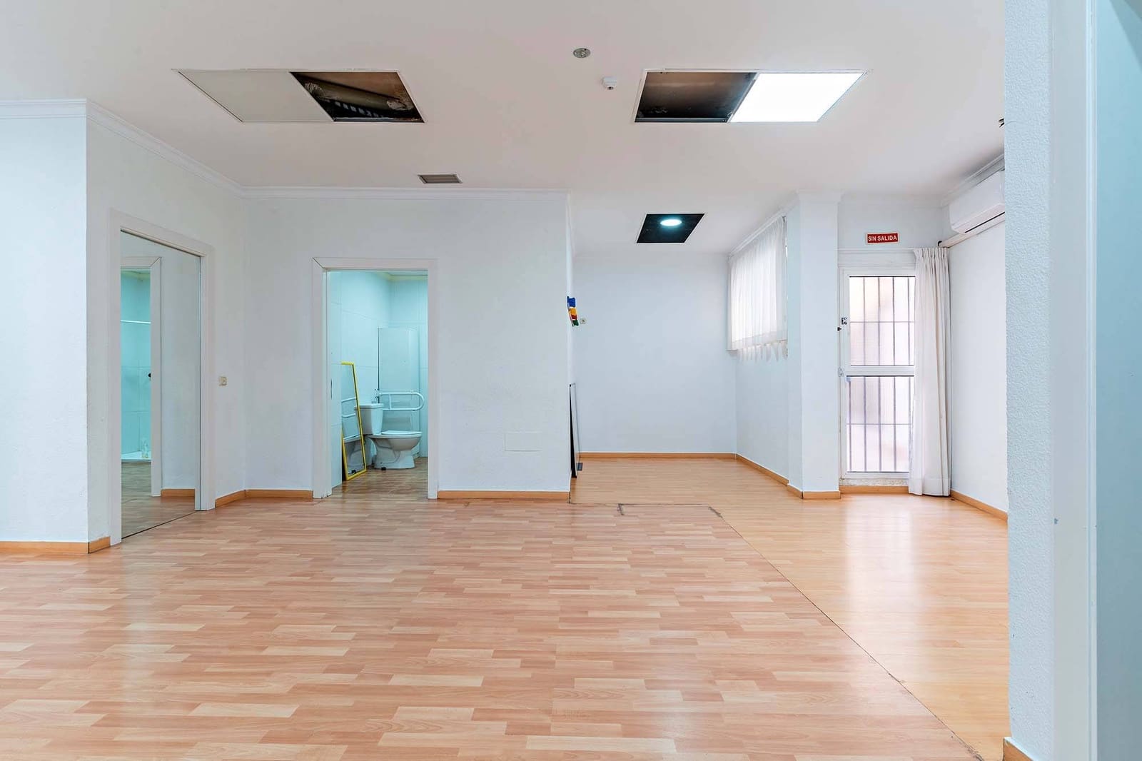 Commercial for sale in Almeria city - € 120,000 (Ref: 9321875)