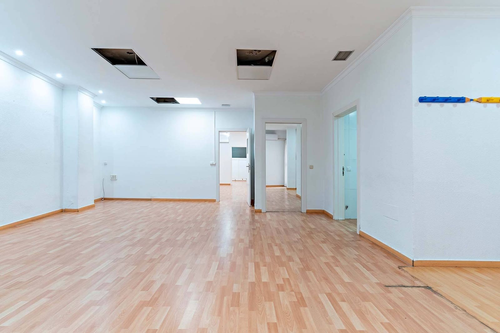 Commercial for sale in Almeria city - € 120,000 (Ref: 9321875)