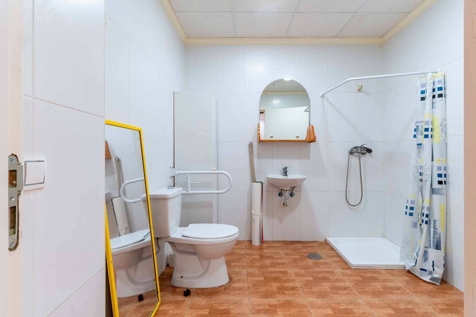 Commercial for sale in Almeria city - € 120,000 (Ref: 9321875)
