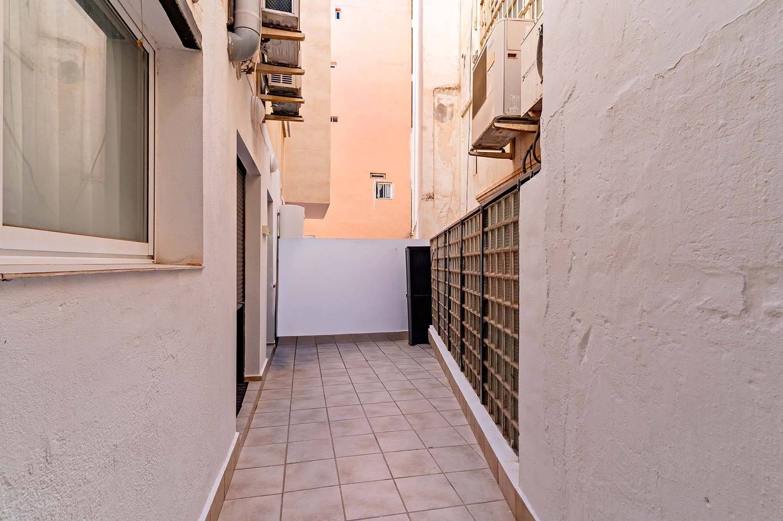 Commercial for sale in Almeria city - € 120,000 (Ref: 9321875)
