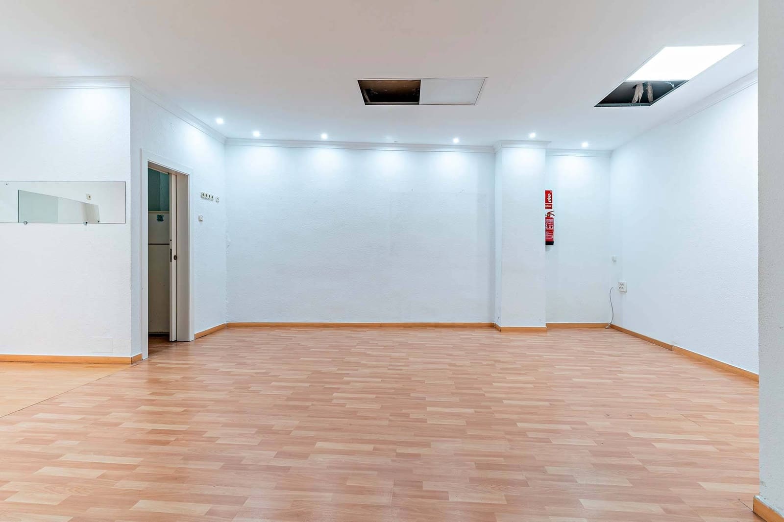 Commercial for sale in Almeria city - € 120,000 (Ref: 9321875)