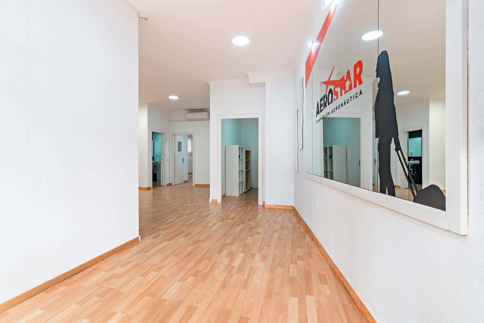 Commercial for sale in Almeria city - € 120,000 (Ref: 9321875)