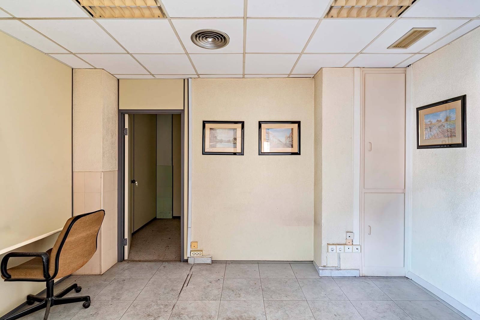 Erhverv til salg i Almeria by - € 210.000 (Ref: 9385574)