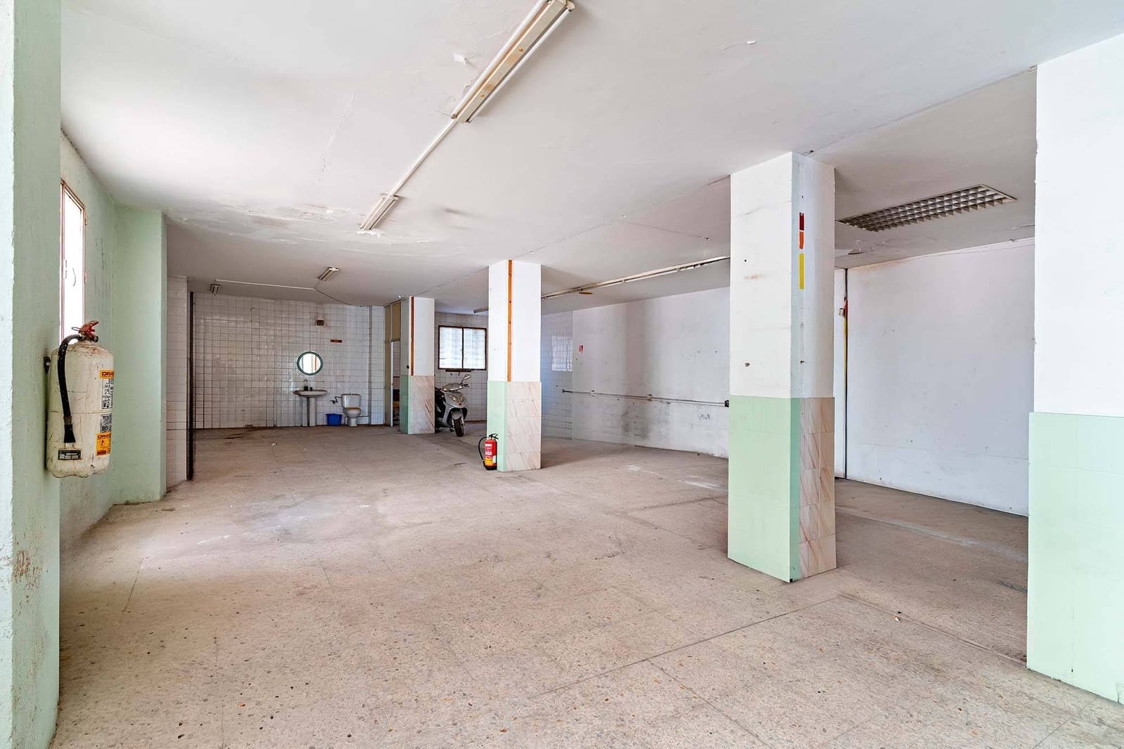 Erhverv til salg i Almeria by - € 210.000 (Ref: 9385574)