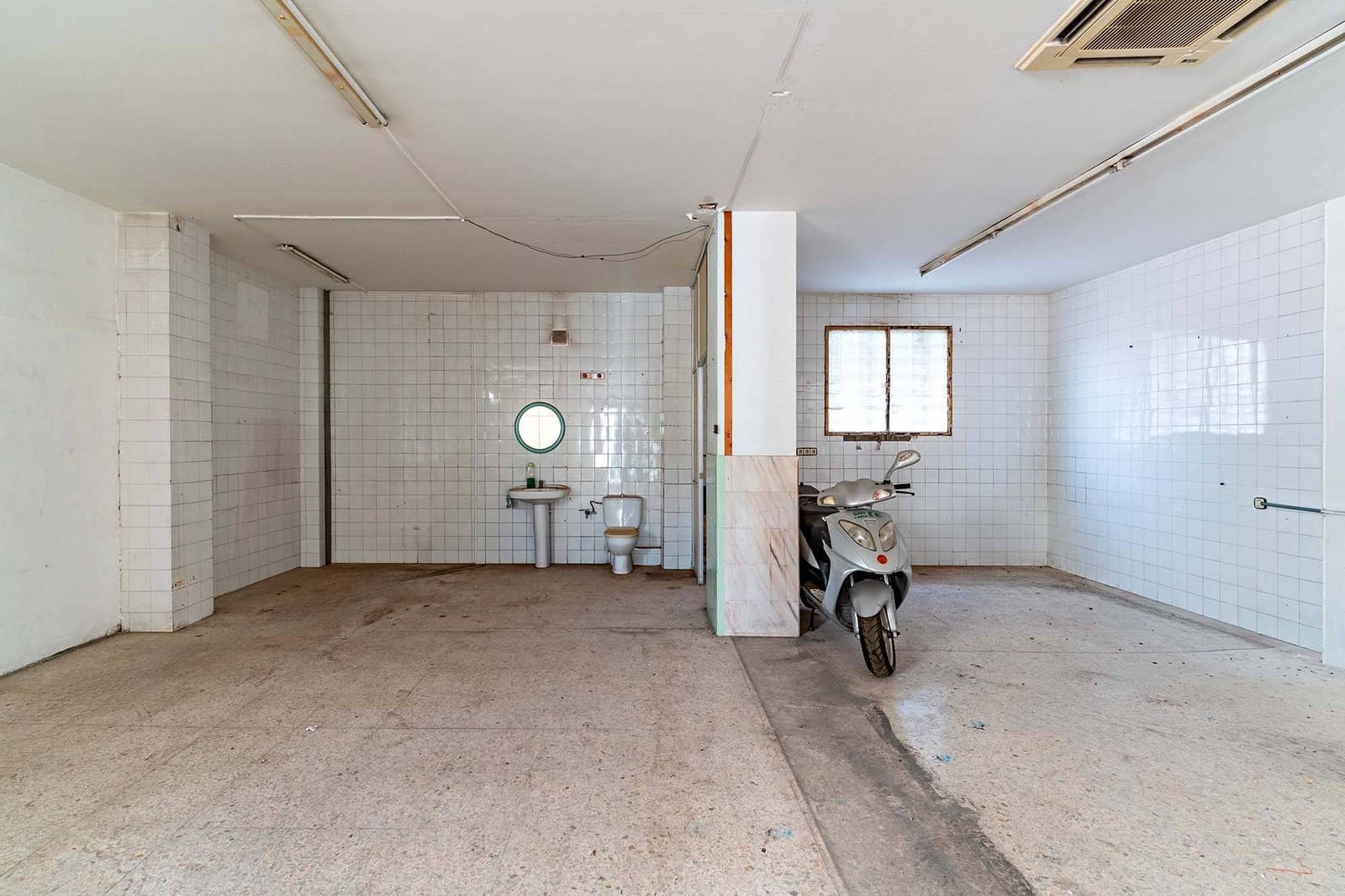 Erhverv til salg i Almeria by - € 210.000 (Ref: 9385574)