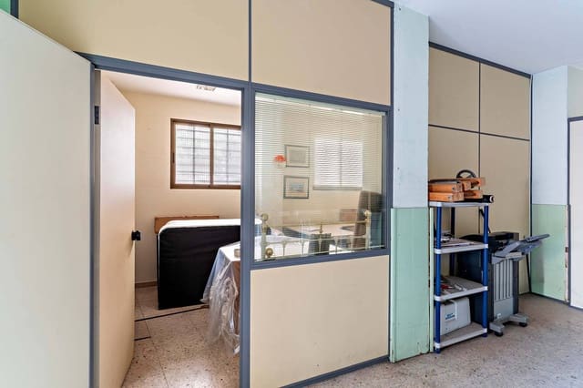 Erhverv til salg i Centro, Almería by - € 210.000 (Ref: 9385574)