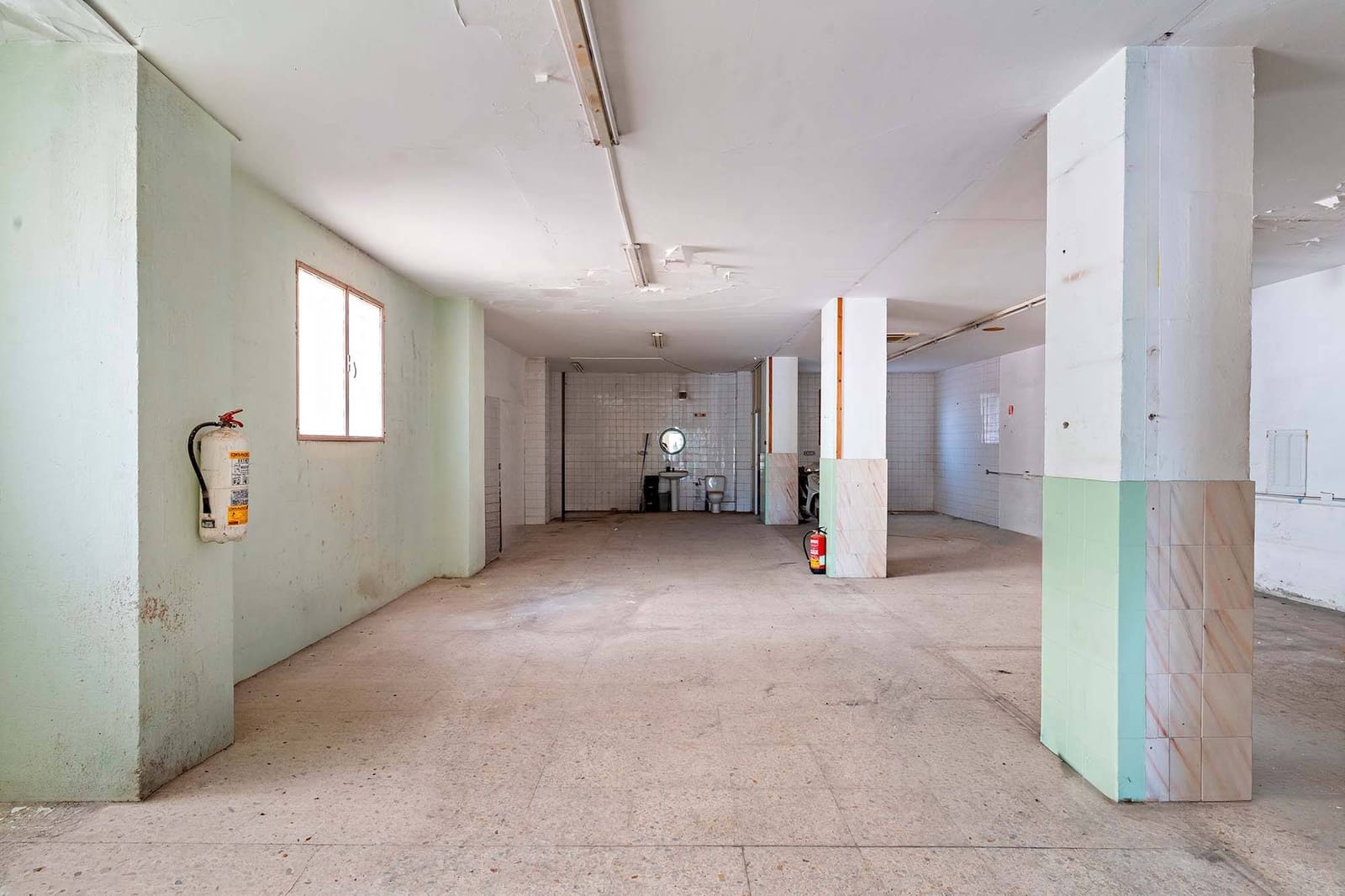 Erhverv til salg i Almeria by - € 210.000 (Ref: 9385574)