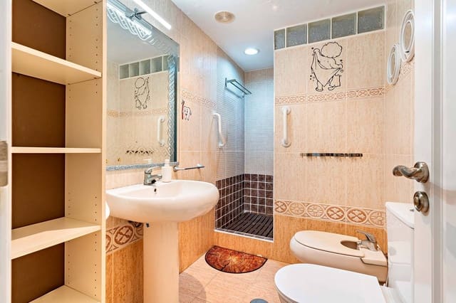 Appartement de 3 chambres à louer à Ciudad Jardín - Tagarete - El Zapillo, Almería ville avec garage - 950 € (Ref: 9387889)