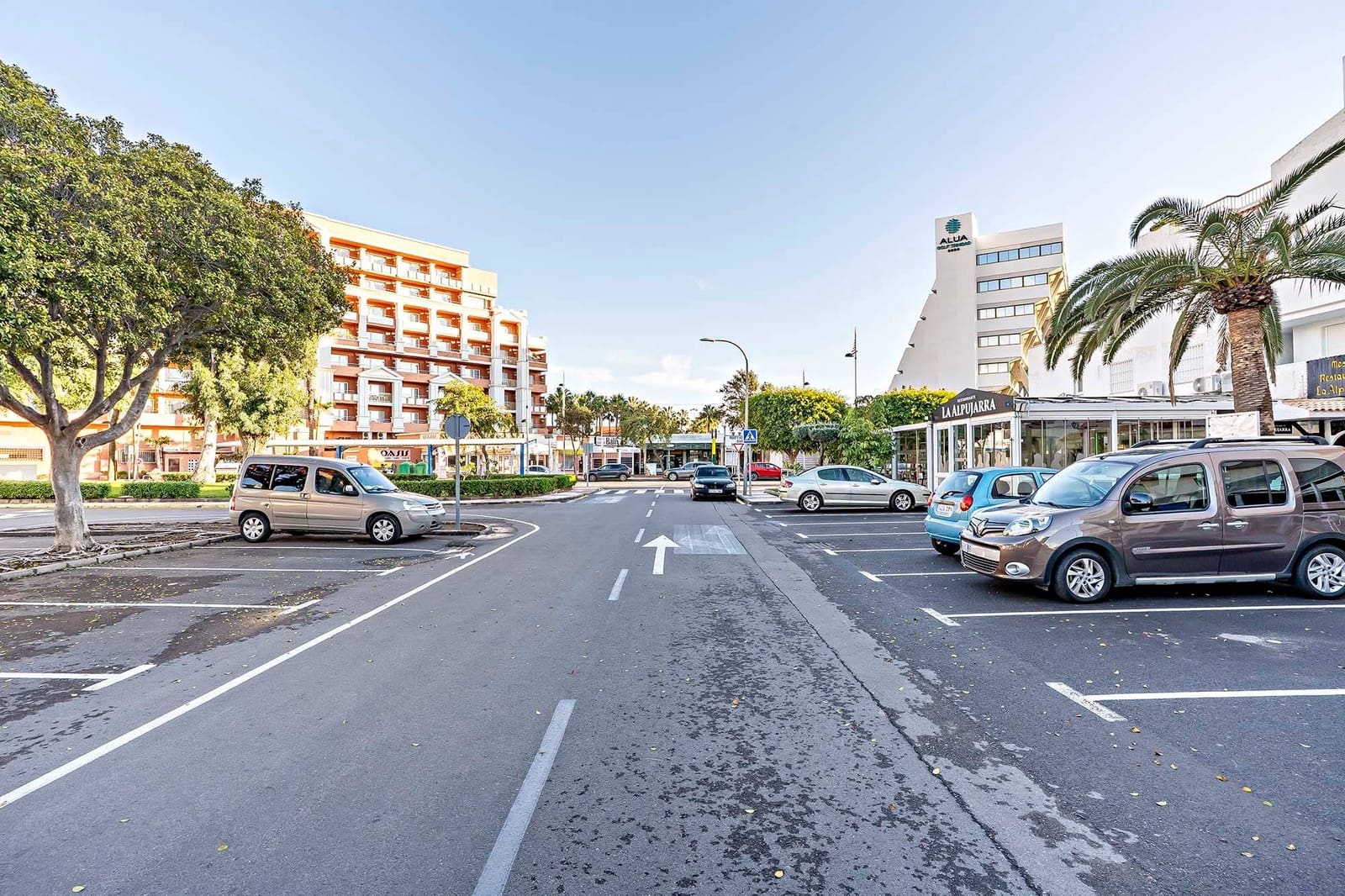 2 bedroom Commercial for sale in Roquetas de Mar - € 295,000 (Ref: 9470677)