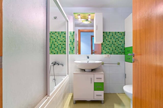 4 slaapkamer Flat te huur in Roquetas de Mar - € 800 (Ref: 9508856)