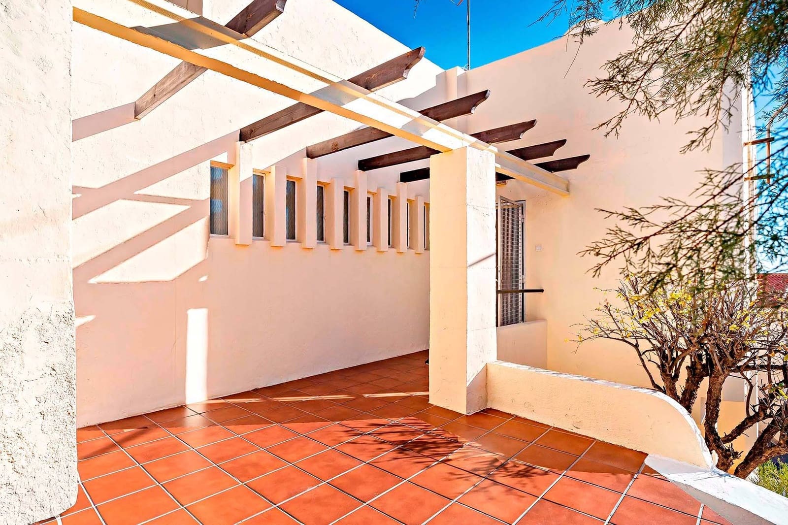 5 bedroom Villa for sale in Aguadulce (Almeria) with garage - € 399,000 (Ref: 9548165)