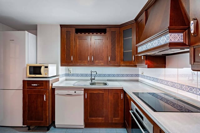 3 camera da letto Appartamento da affittare in Nueva Andalucía, Almería città con piscina - 925 € (Rif: 9551462)