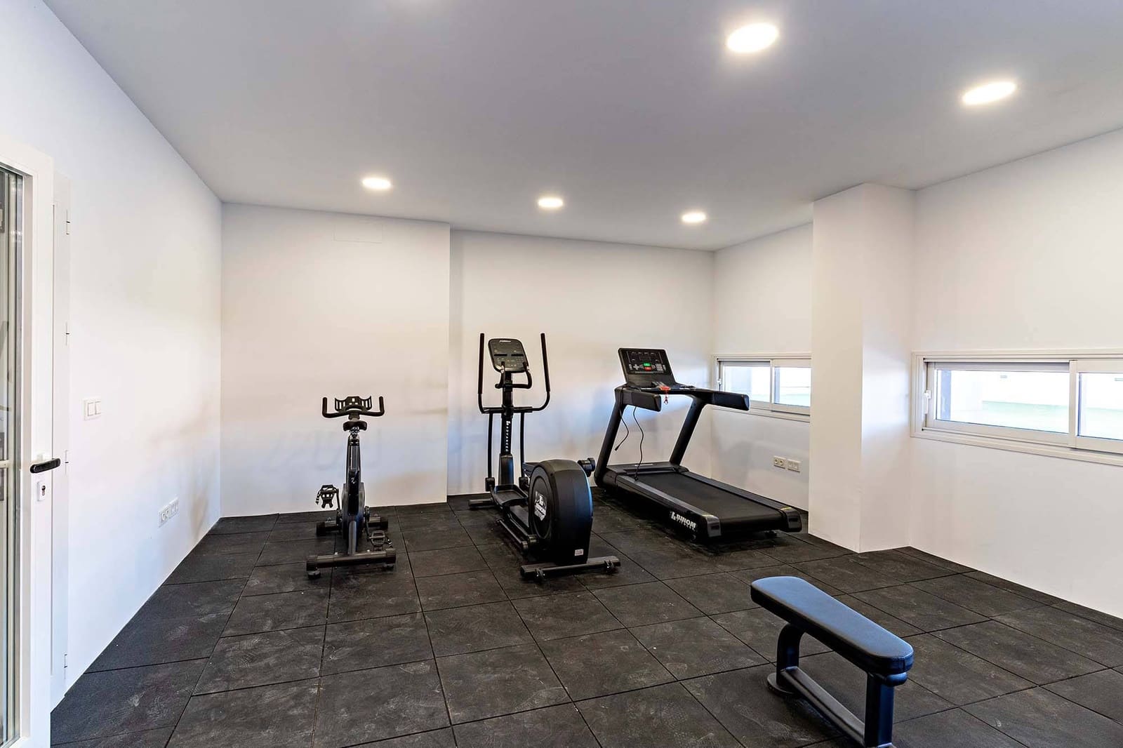 2 makuuhuone Asunto vuokrattavana paikassa Almeria kaupunki mukana uima-altaan 
autotalli - 950 € (Ref: 9565225)