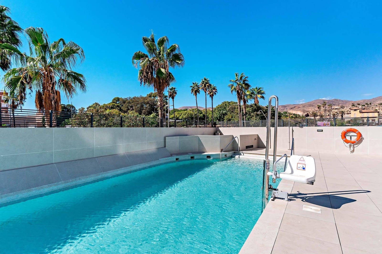 2 makuuhuone Asunto vuokrattavana paikassa Almeria kaupunki mukana uima-altaan 
autotalli - 950 € (Ref: 9565225)