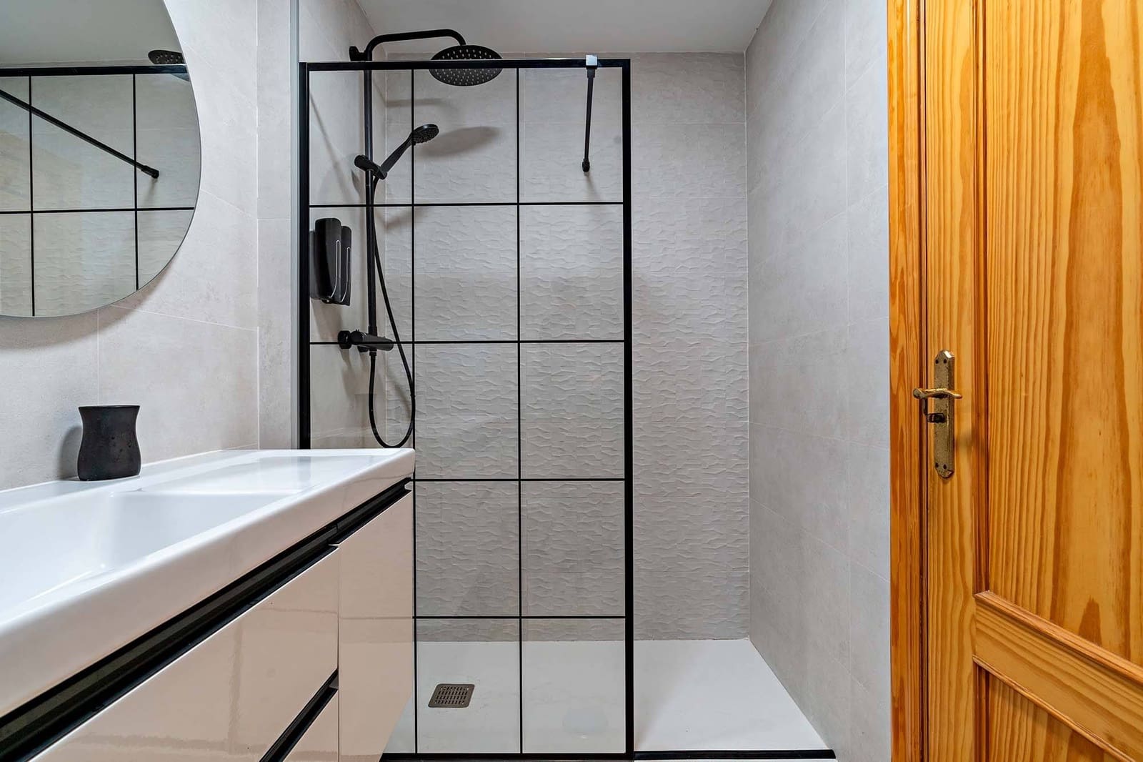 3 bedroom Flat for sale in Roquetas de Mar with garage - € 150,000 (Ref: 9602648)