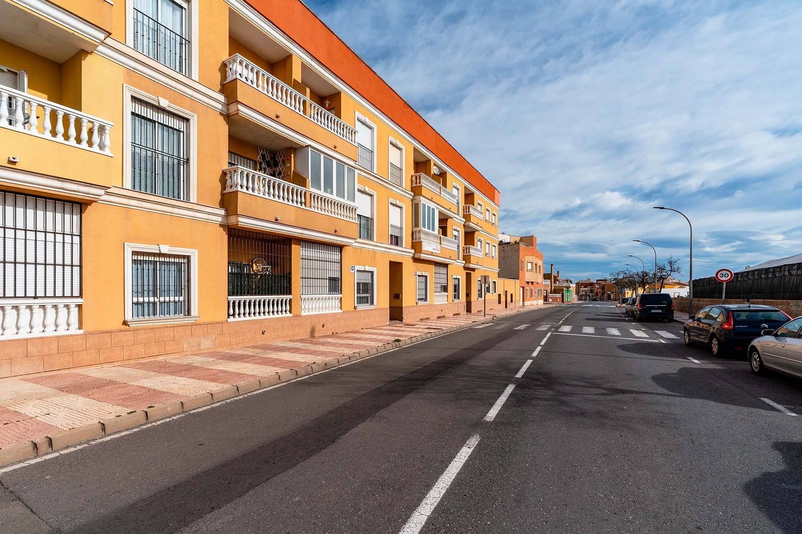3 bedroom Flat for sale in Roquetas de Mar with garage - € 140,000 (Ref: 9602648)