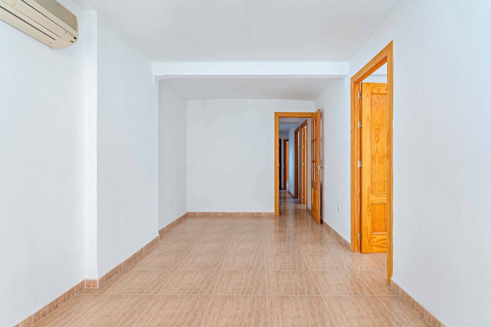 Commercial for sale in Almeria city - € 440,000 (Ref: 9656072)