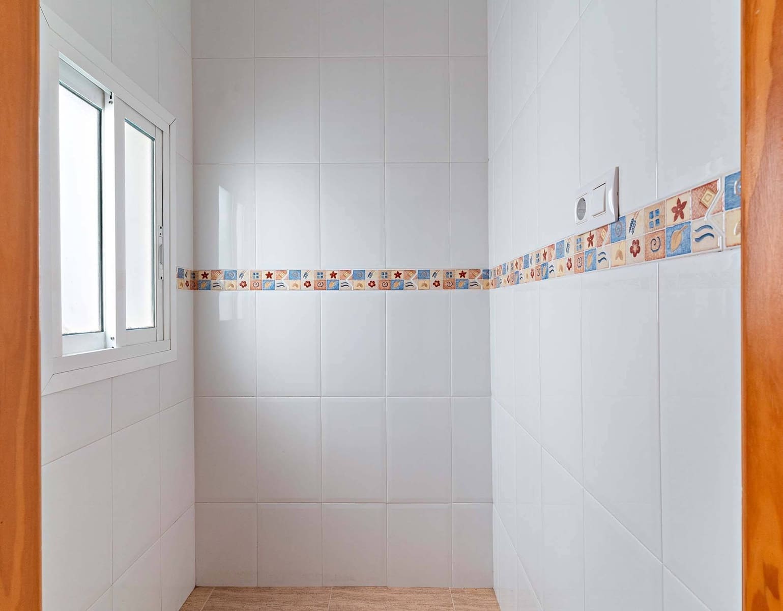 Commercial for sale in Almeria city - € 440,000 (Ref: 9656072)