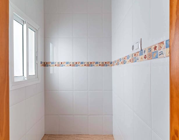 Commercial for sale in Centro, Almería city - € 440,000 (Ref: 9656072)