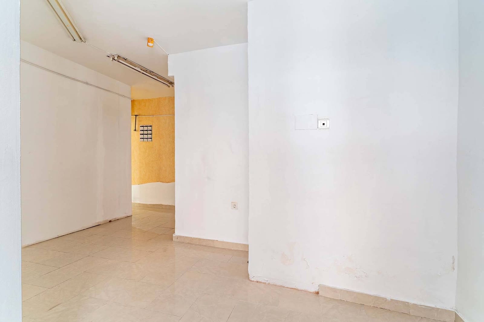 Commercial for sale in Almeria city - € 440,000 (Ref: 9656072)