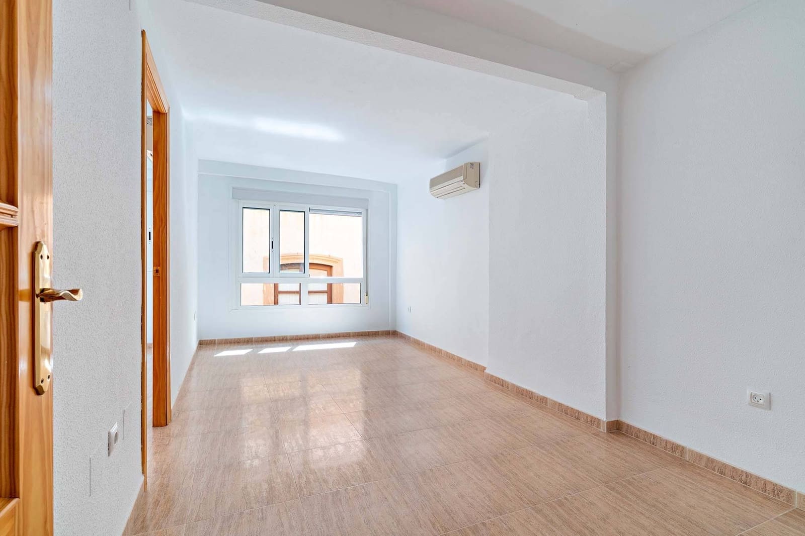 Commercial for sale in Almeria city - € 440,000 (Ref: 9656072)