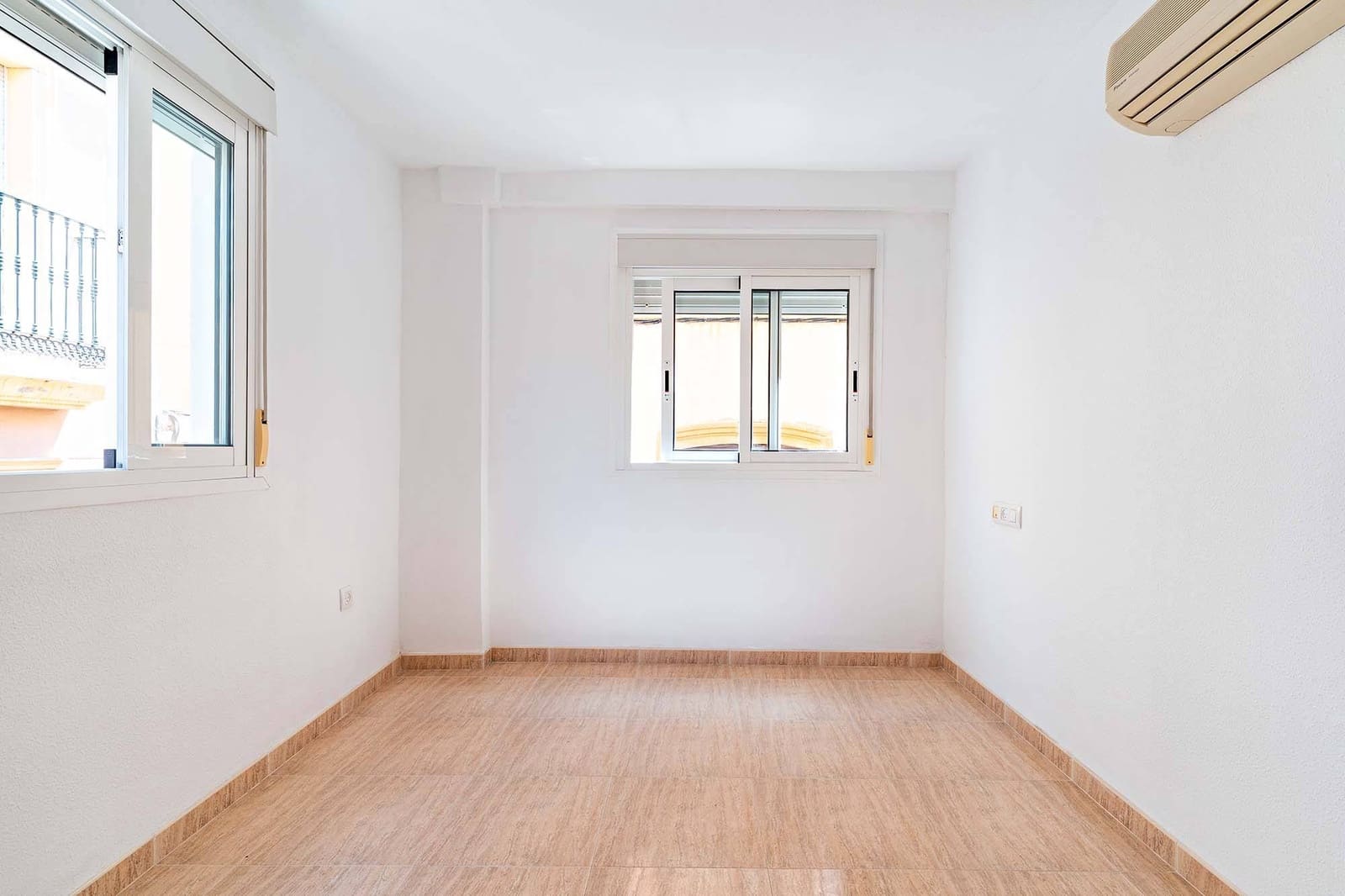 Commercial for sale in Almeria city - € 440,000 (Ref: 9656072)