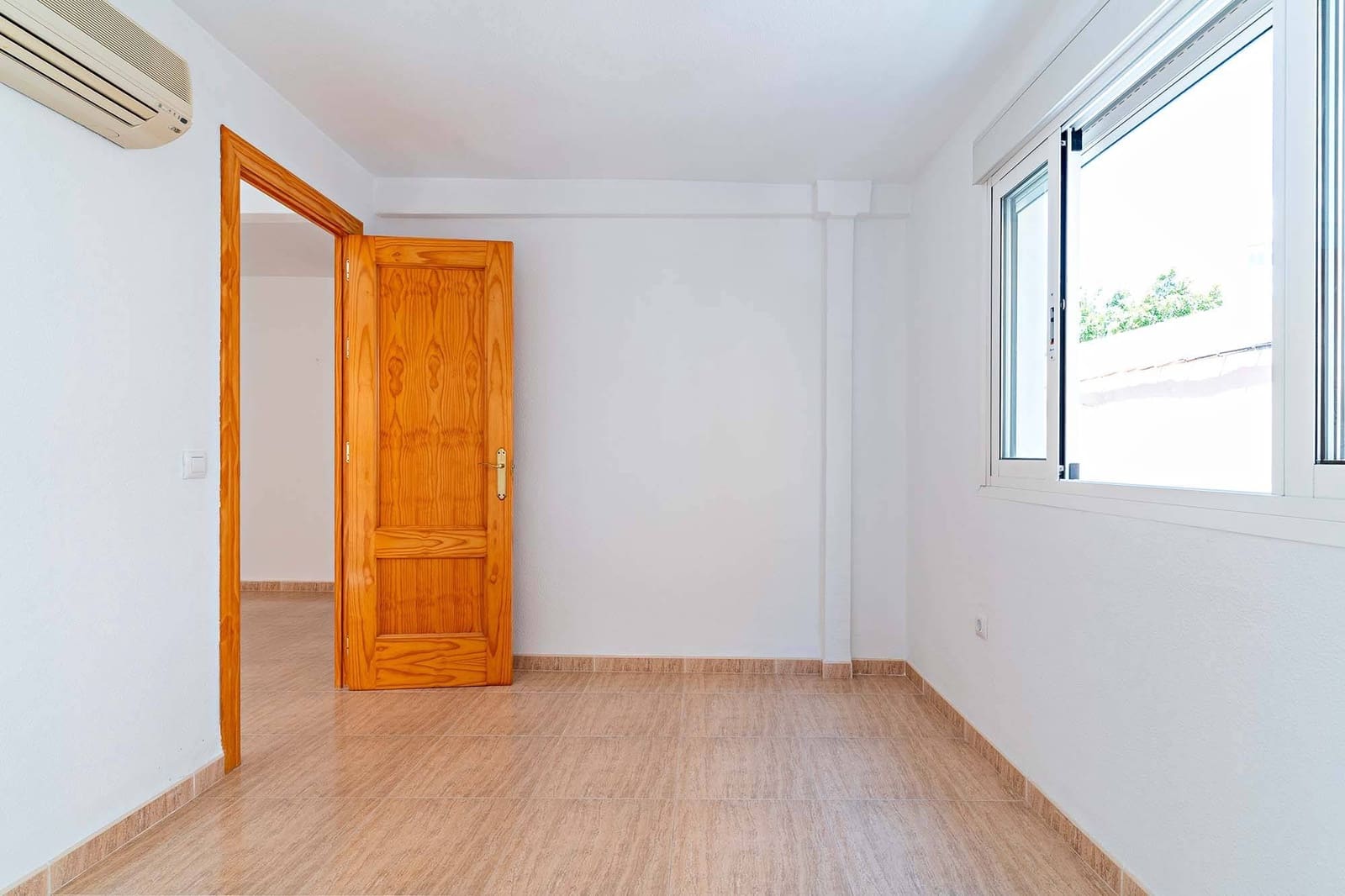 Commercial for sale in Almeria city - € 440,000 (Ref: 9656072)