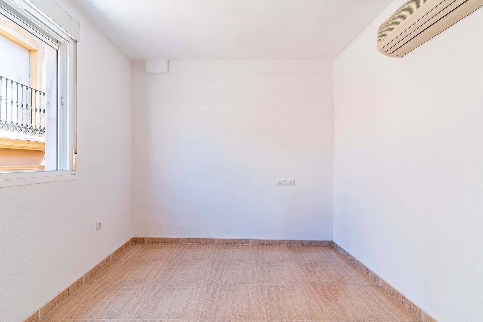 Commercial for sale in Almeria city - € 440,000 (Ref: 9656072)