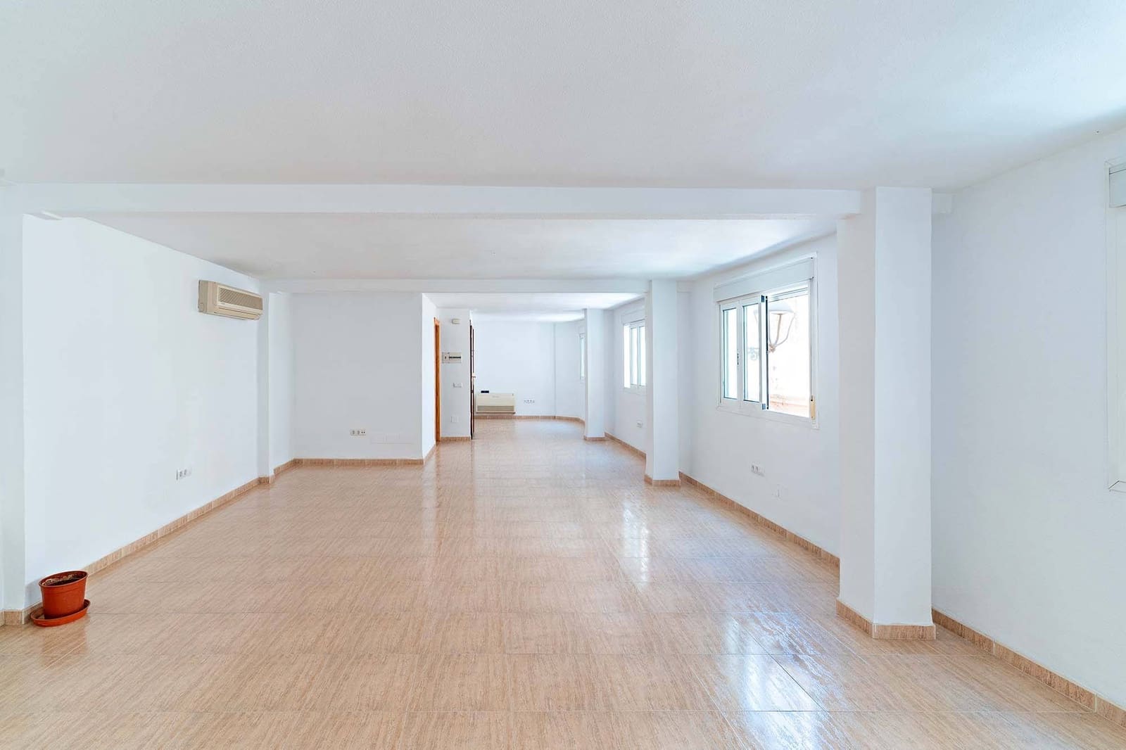 Commercial for sale in Almeria city - € 440,000 (Ref: 9656072)