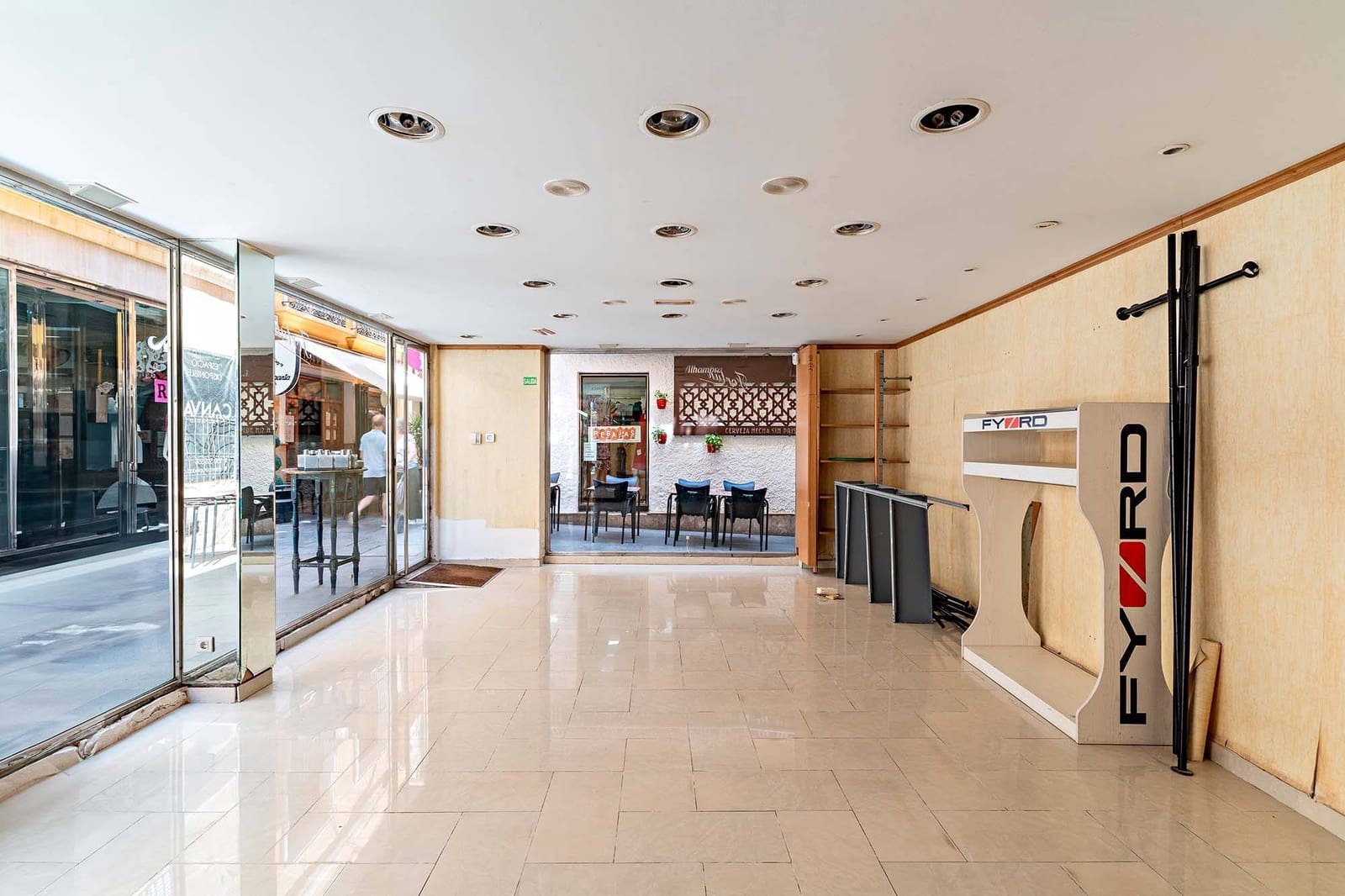 Commercial for sale in Almeria city - € 440,000 (Ref: 9656072)