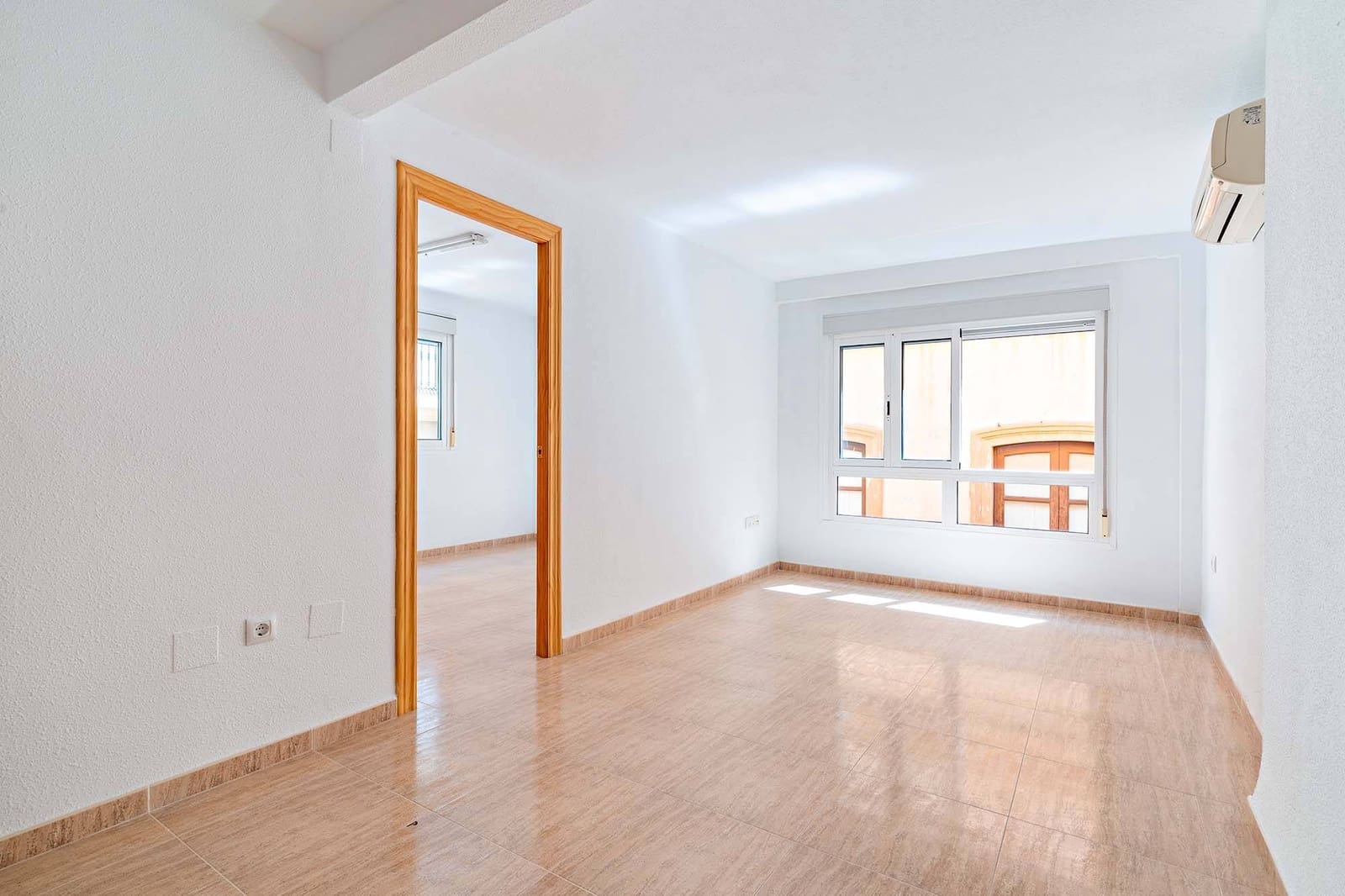 Commercial for sale in Almeria city - € 440,000 (Ref: 9656072)