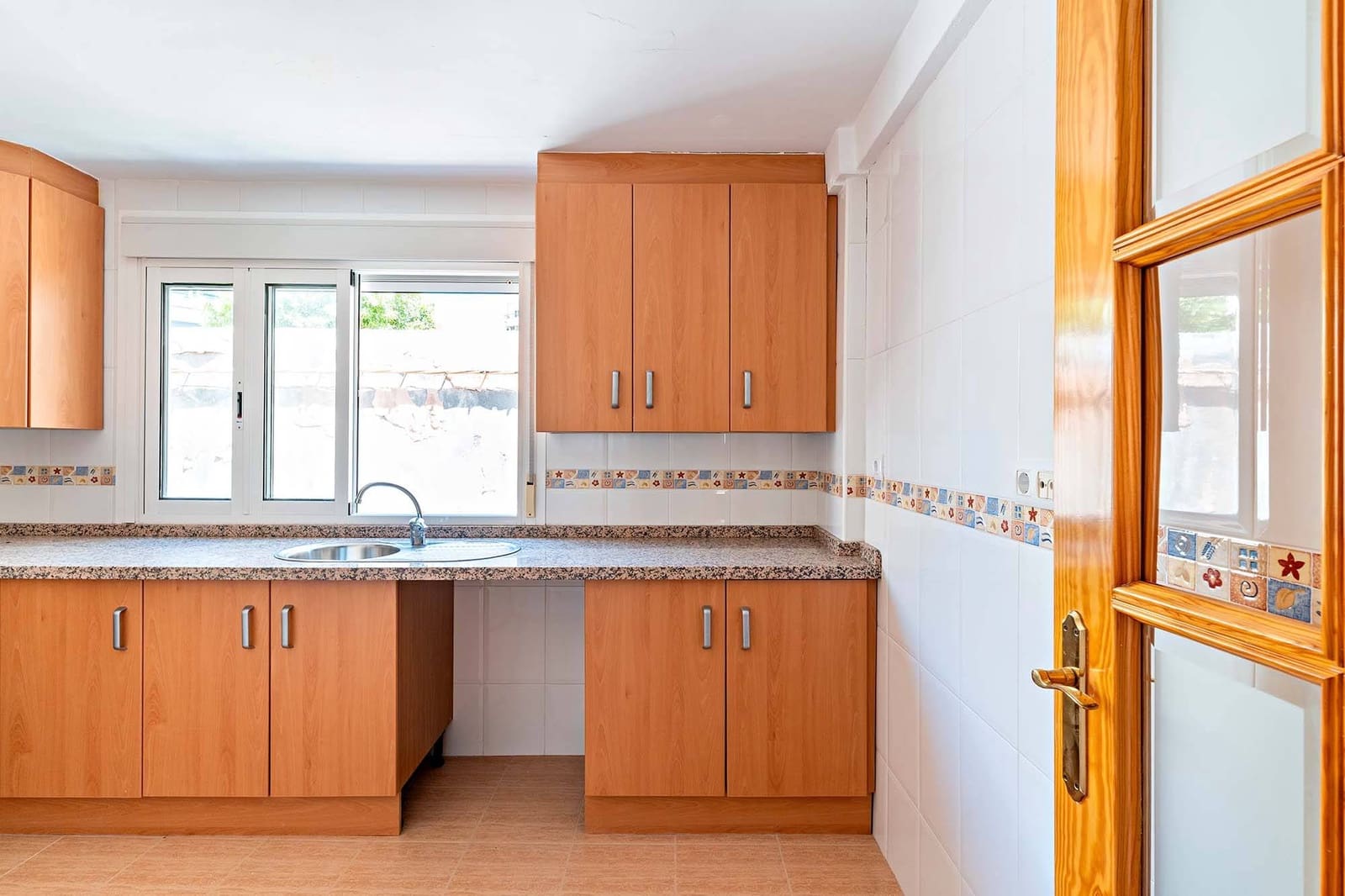 Commercial for sale in Almeria city - € 440,000 (Ref: 9656072)