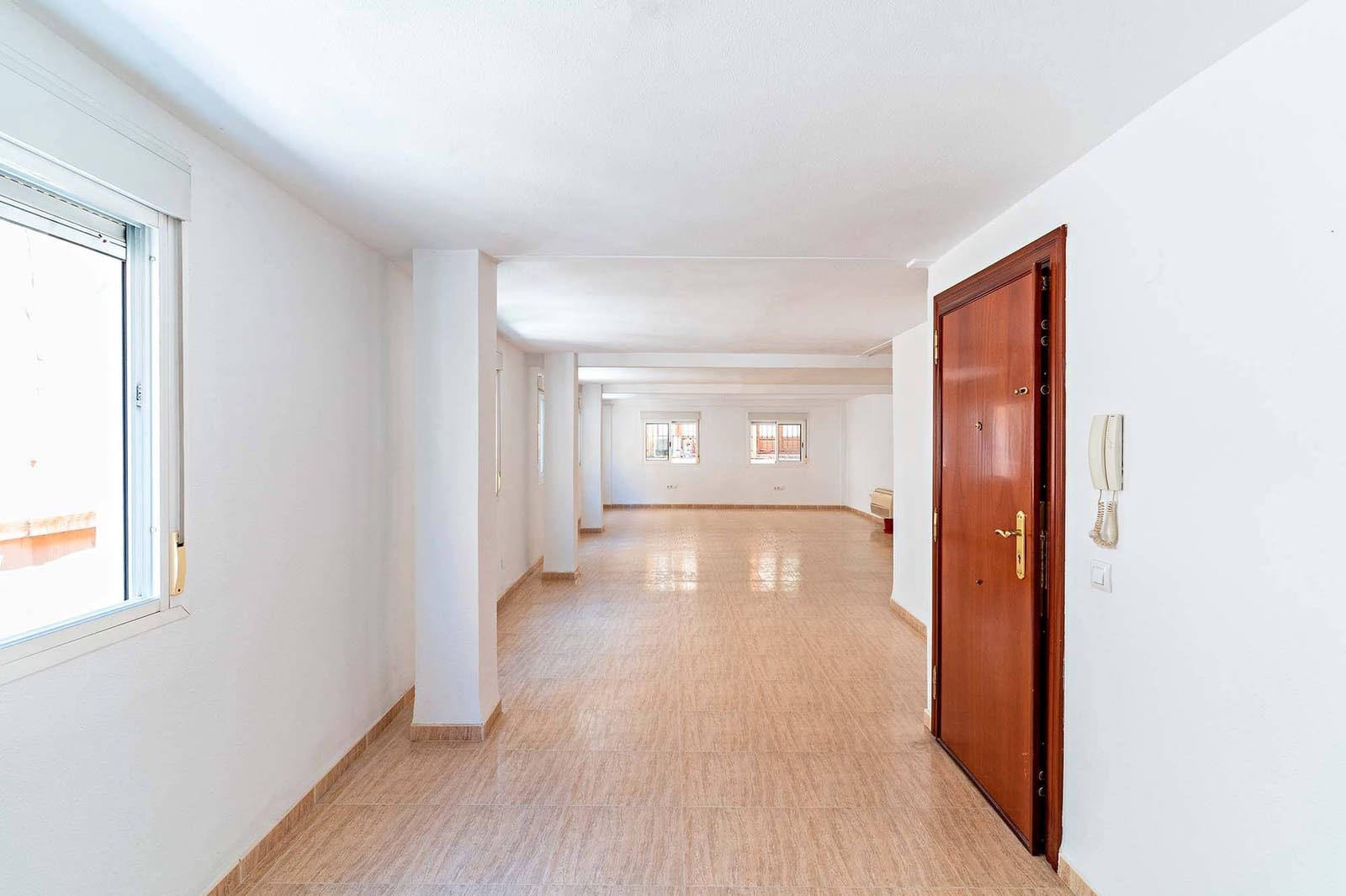 Commercial for sale in Almeria city - € 440,000 (Ref: 9656072)