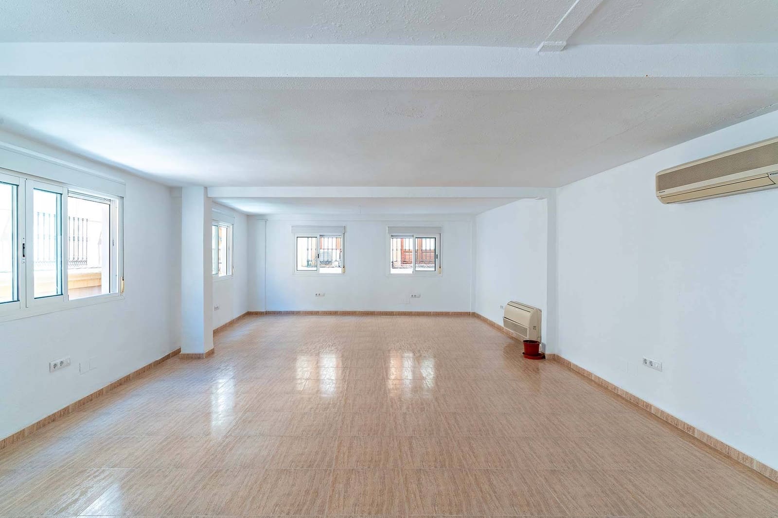 Commercial for sale in Almeria city - € 440,000 (Ref: 9656072)