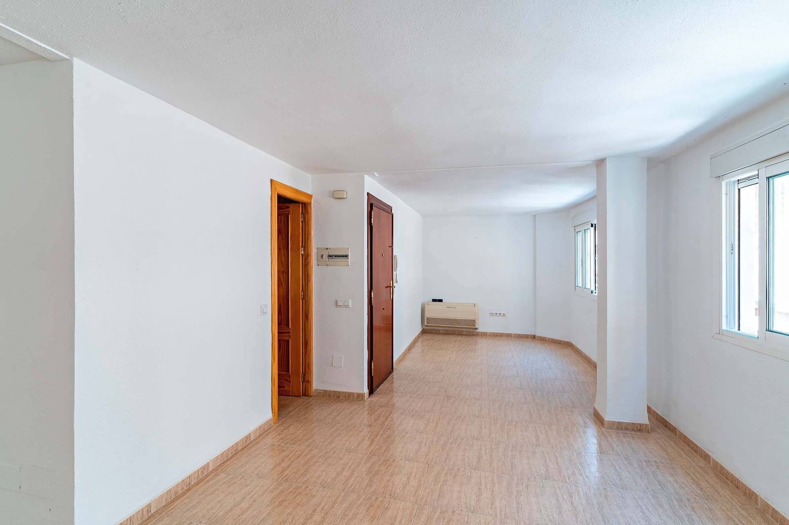 Commercial for sale in Almeria city - € 440,000 (Ref: 9656072)