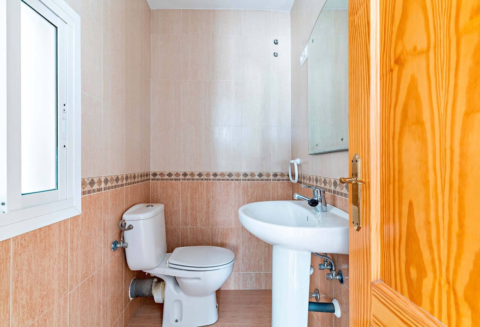 Commercial for sale in Almeria city - € 440,000 (Ref: 9656072)