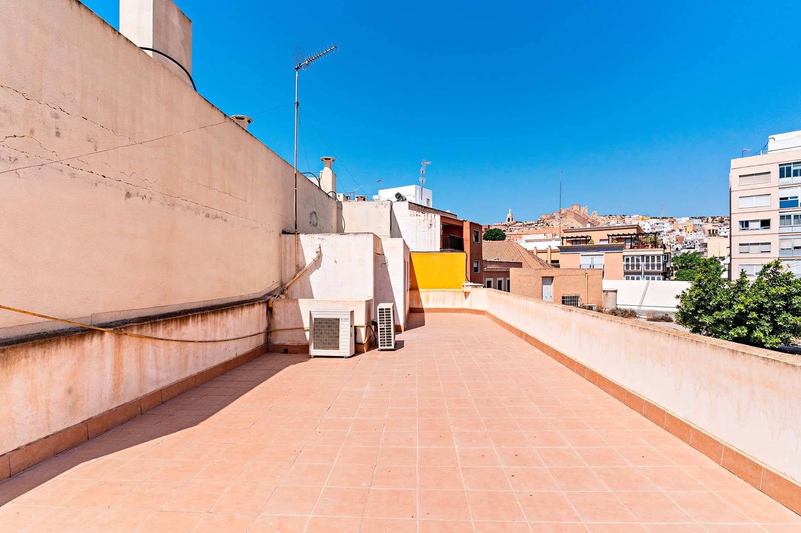 Commercial for sale in Almeria city - € 440,000 (Ref: 9656072)