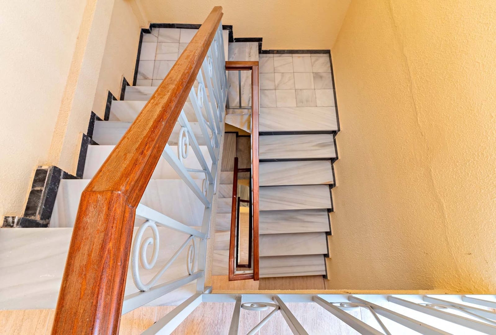 Commercial for sale in Almeria city - € 440,000 (Ref: 9656072)