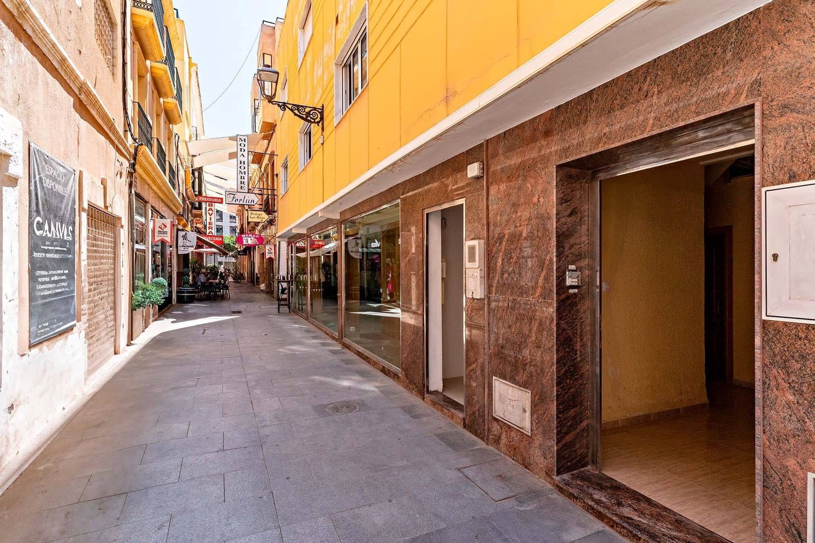Commercial for sale in Almeria city - € 440,000 (Ref: 9656072)