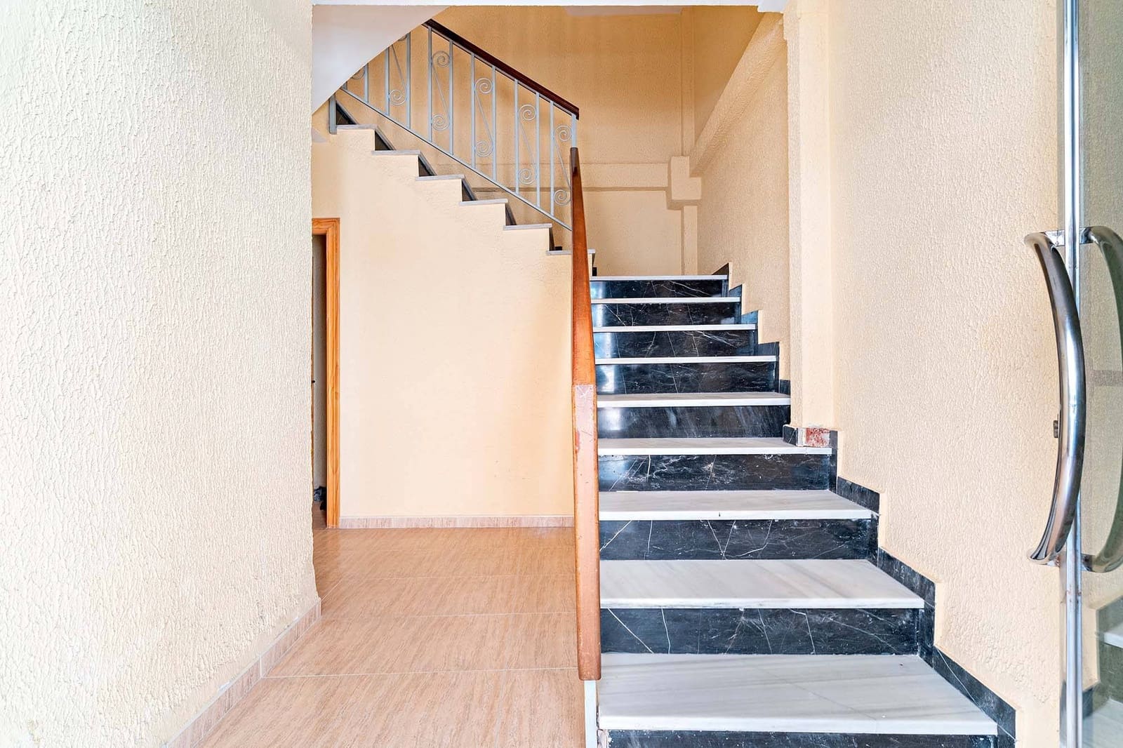 Commercial for sale in Almeria city - € 440,000 (Ref: 9656072)