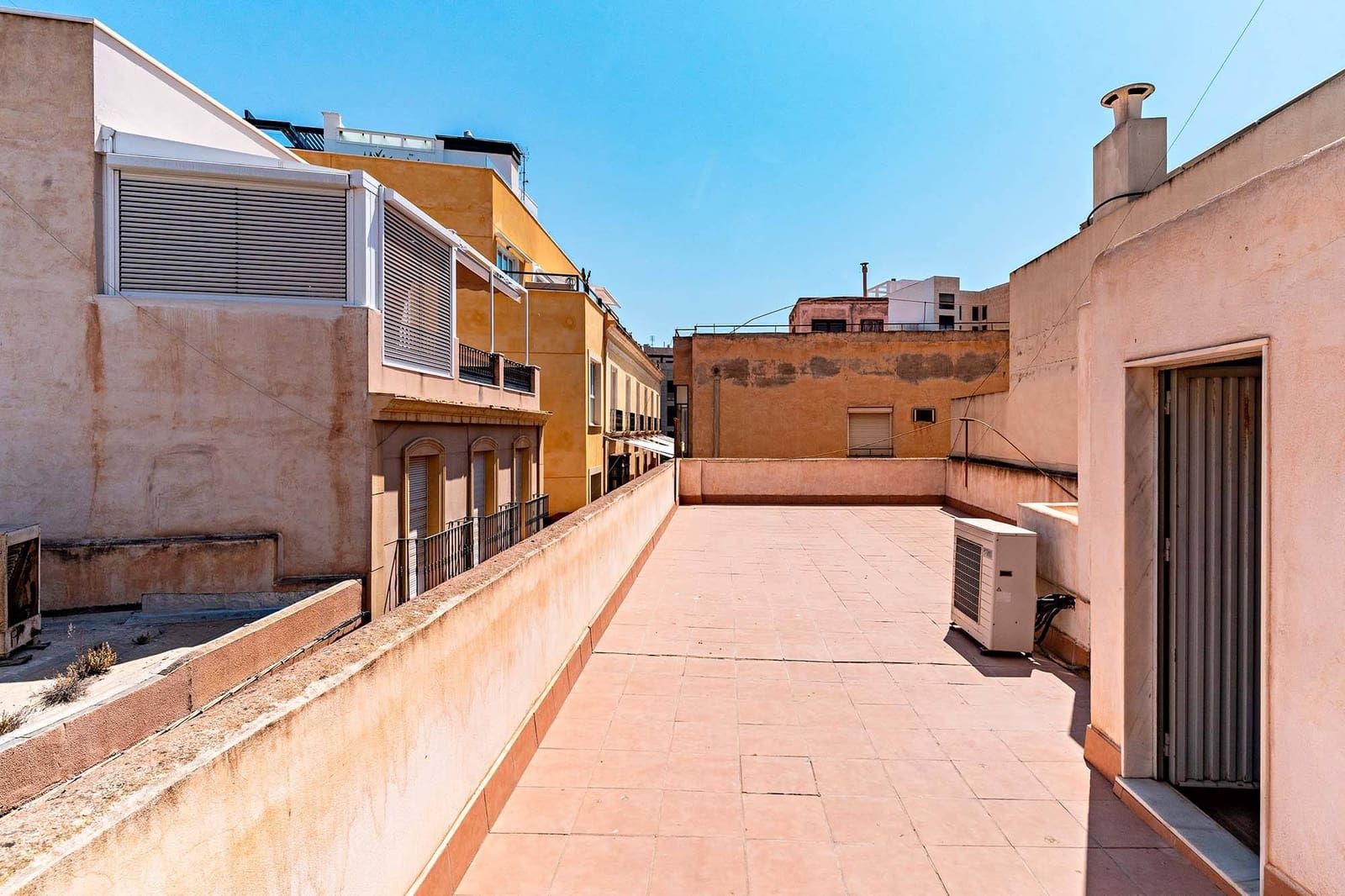 Commercial for sale in Almeria city - € 440,000 (Ref: 9656072)